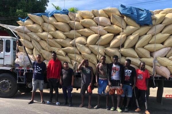 Los indocumentados fueron encontrados debajo de una lona encima de la carga del camión.  Foto: Fuente externa 