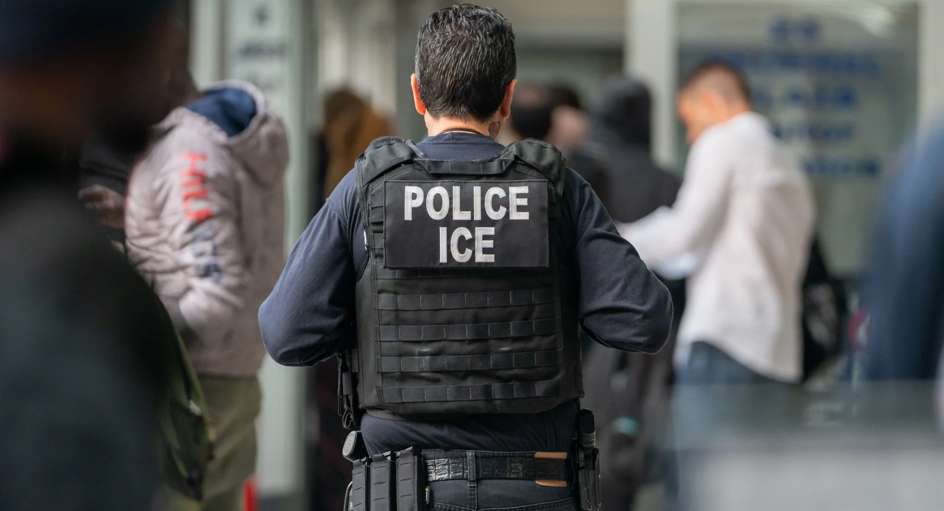 ¿Quiénes son los dominicanos que atacaron a un agente de ICE en Nueva York?