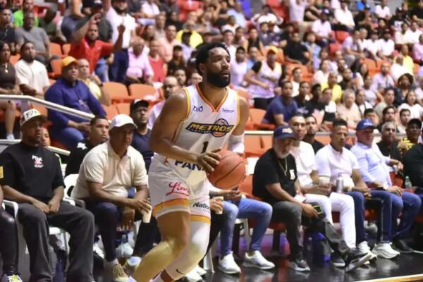 Los Metros, con 2-1, contaron con el trabajo ofensivo de Omar Silverio, quien anotó 24 puntos, incluidos seis disparos desde el arco de tres, seguido por Juan Guerrero, con 20 tantos y 12 rebotes; Henry Sims, con 16 unidades y nueve rebotes, y Brandone Francis agregó 15.
