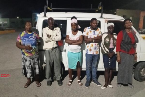En su interior encontraron a los 11 haitianos con estatus migratorio irregular, entre ellos dos hombres, tres mujeres y seis menores de edad. Foto: Fuente externa 