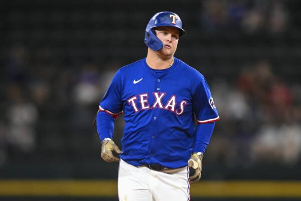 Pederson regresa a los Rangers tras perderse 52 juegos por una fractura