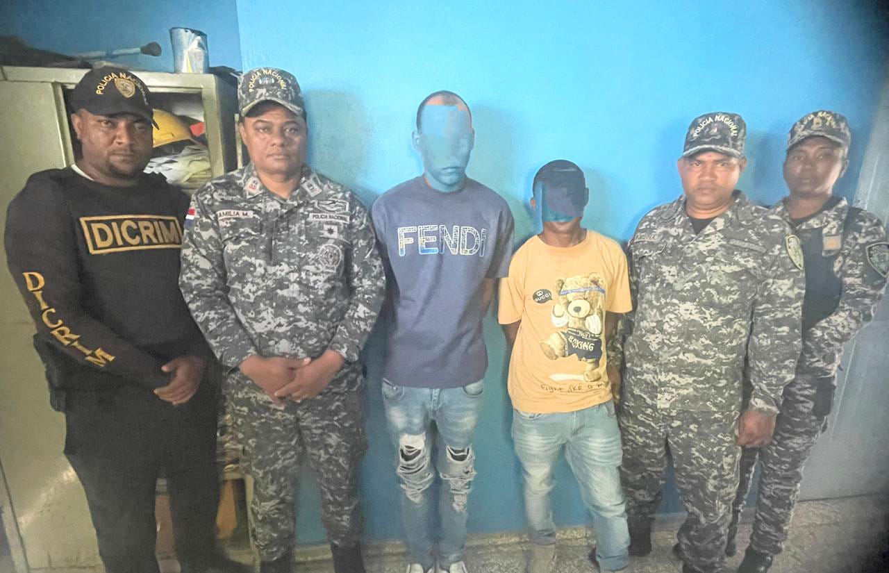 Policía apresa a dos hombres con arma de fuego ilegal y presuntas sustancias narcóticas
