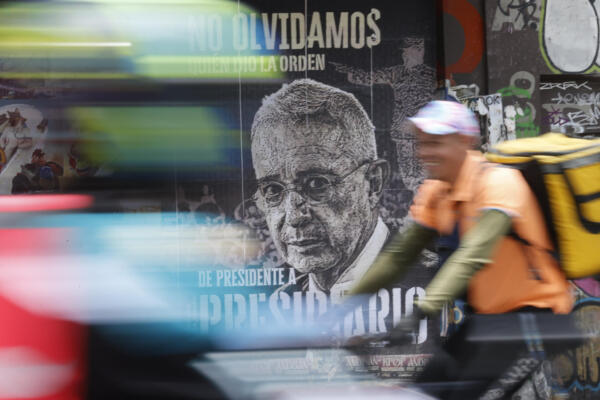 Un cartel en contra del expresidente colombiano entre 2002 y 2010, Álvaro Uribe, fue captado el pasado 30 de julio, en Bogotá (Colombia). EFE/Mauricio Dueñas