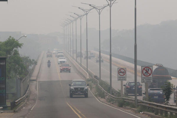 Fotografía de archivo de una vía en Bolivia afectada por el humo producido por los incendios forestales. EFE/ Juan Carlos Torrejón