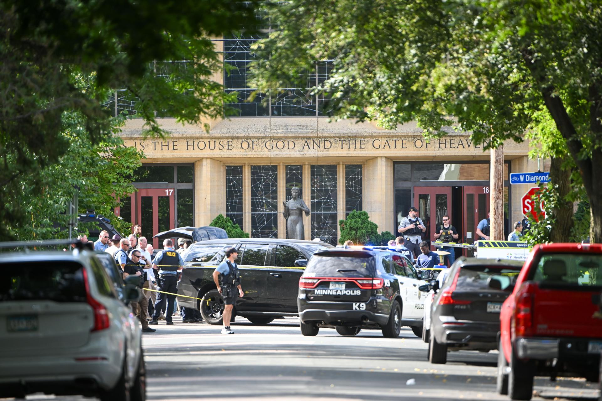 Un tiroteo en una escuela católica de Minneapolis dejó dos niños muertos y 17 heridos, según informaron las autoridades locales.
