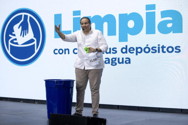 El ministro de Salud, Víctor Atallah, habla durante la campaña 'Ganémosle al Dengue' este martes, en Santo Domingo (República Dominicana). . EFE/ Orlando Barría