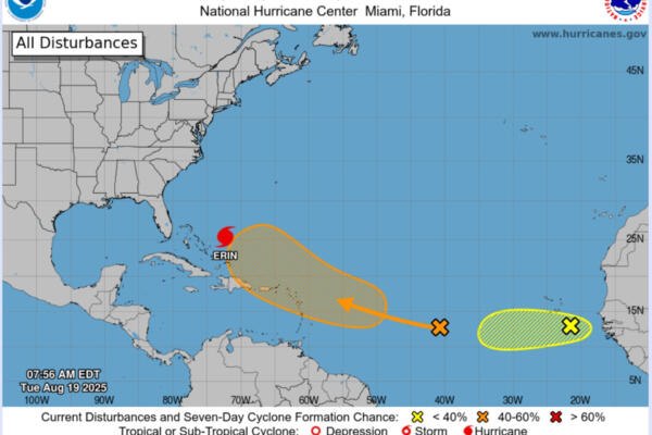 Imagen tomada de la pagina oficial del Centro Nacional de Huracanes (NHC, en inglés) que muestra el estado del huracán Erin. (Foto/EFE) 