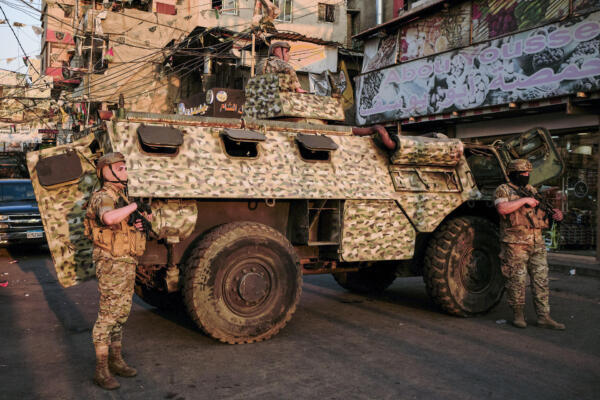 - El Ejército libanés recibió este jueves un conjunto de armas en el campo palestino de Burj al Barajneh, en Beirut, en lo que las autoridades han considerado el inicio del proceso de desarme de los doce campamentos de refugiados de esa comunidad en el país. 