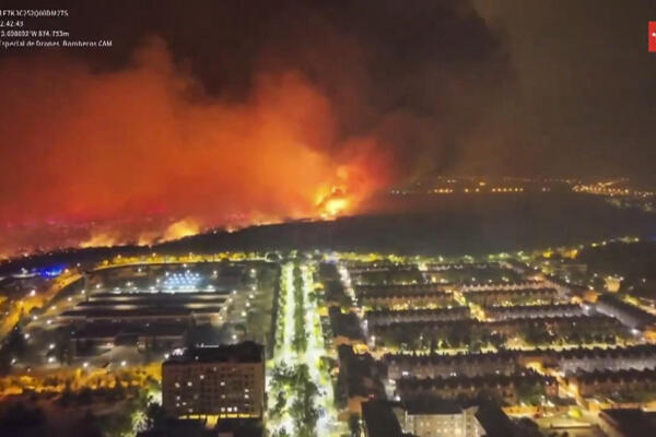 Captura de video facilitado por Emergencias Madrid que muestra las llamas durante el incendio declarado, este lunes, en Tres Cantos, Madrid. 