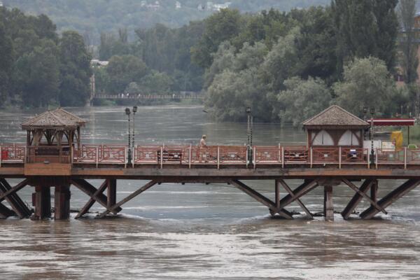 El nivel del río Jhelum crece a su paso por Srinagar, la India. EFE/EPA/FAROOQ KHAN
