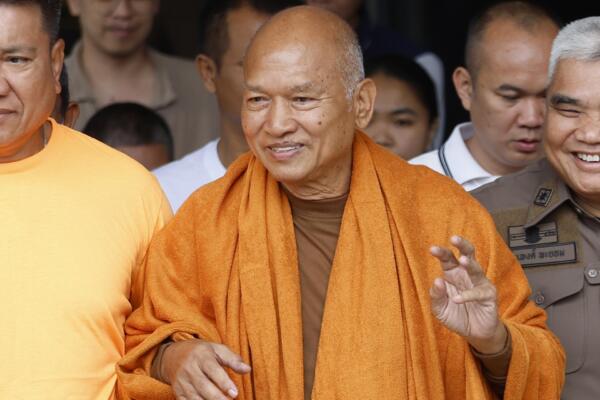 El ex abad tailandés del templo Wat Phra Baat Namphu, Phra Alongkot, sospechoso de malversación de fondos y lavado de dinero relacionados con donaciones públicas, es escoltado por agentes de policía hasta el Tribunal Penal tras una investigación en la Oficina Central de Investigación (CIB) en Bangkok. (Foto/EFE)