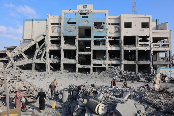 Los palestinos inspeccionan los daños tras un ataque nocturno en el Centro de Salud Sheikh Radwan, administrado por la Agencia de las Naciones Unidas para los Refugiados de Palestina en Oriente Próximo (UNRWA) en el norte de la ciudad de Gaza, el 6 de agosto de 2025. (Foto de Omar AL-QATTAA / AFP)