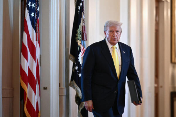 El presidente de EE. UU. Donald Trump llega para un evento en el Día Nacional del Corazón Púrpura en la Sala Este de la Casa Blanca en Washington, DC, el 7 de agosto de 2025. (Foto de Brendan SMIALOWSKI / AFP)