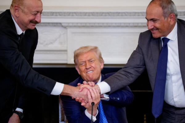 El presidente de Estados Unidos, Donald Trump (centro), se une al presidente de Azerbaiyán, Ilham Aliyev (izq.), y al primer ministro de Armenia, Nikol Pashinyan (der.), durante una ceremonia de firma en el Comedor de Estado de la Casa Blanca el 8 de agosto de 2025 en Washington, D.C. Andrew Harnik/Getty Images/AFP (Foto de Andrew Harnik / GETTY IMAGES NORTH AMERICA / Getty Images vía AFP)