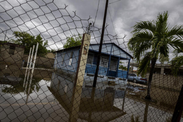 Casa parcialmente inundada mientras el huracán Erin en Puerto Rico. (Foto/AFP)