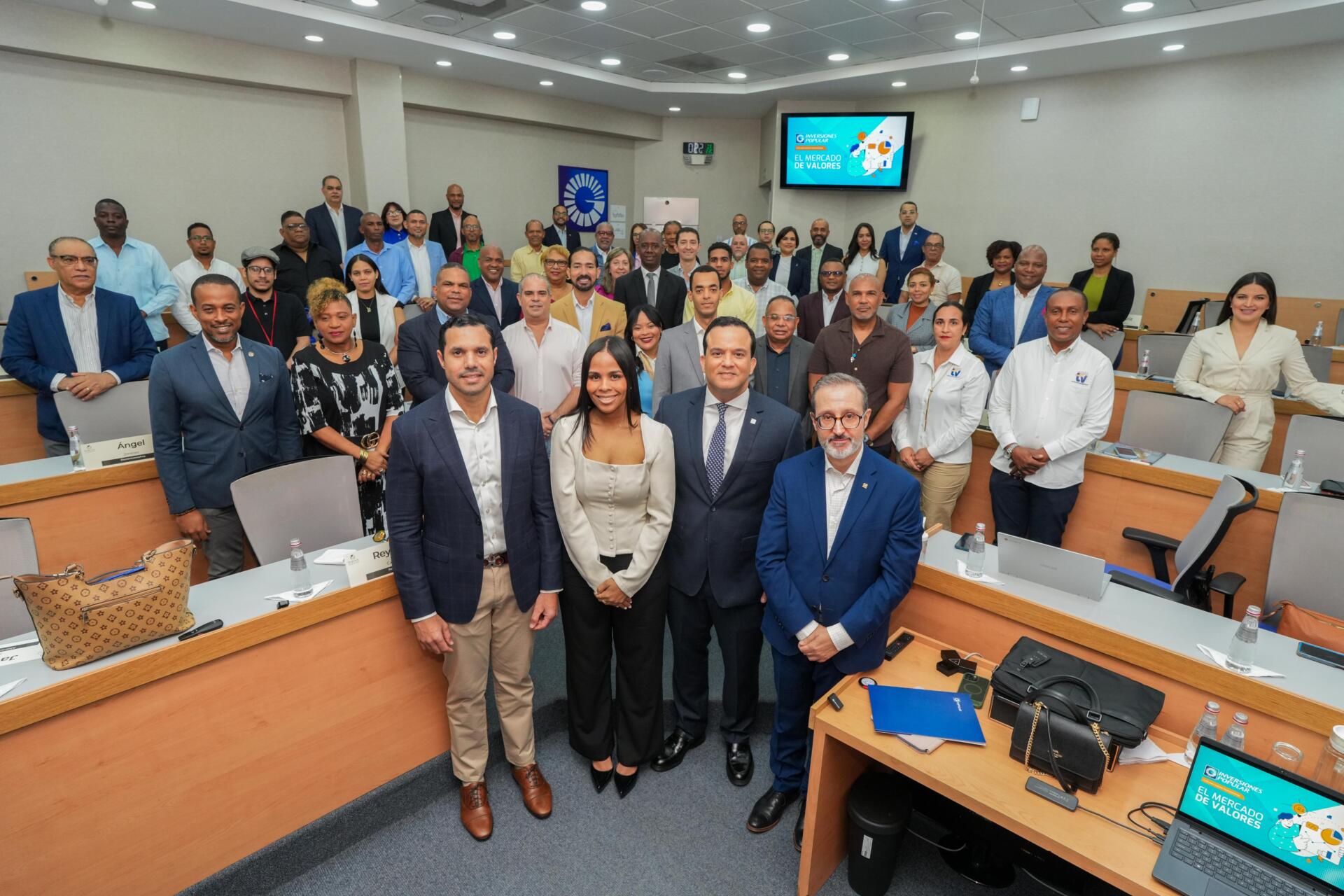 Banco Popular capacita a periodistas sobre el mercado de valores con taller educativo