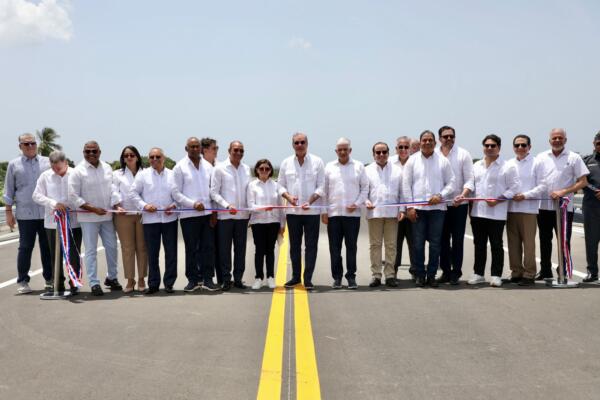 El presidente Luis Abinader inauguró este jueves la tan esperada circunvalación de Baní, destacando que se enfoca en entregar obras / FOTO: Presidencia RD