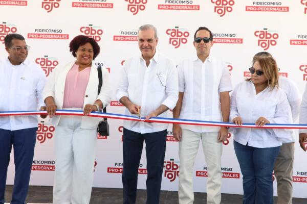Abinader inaugura planta de tratamiento en Pedernales 