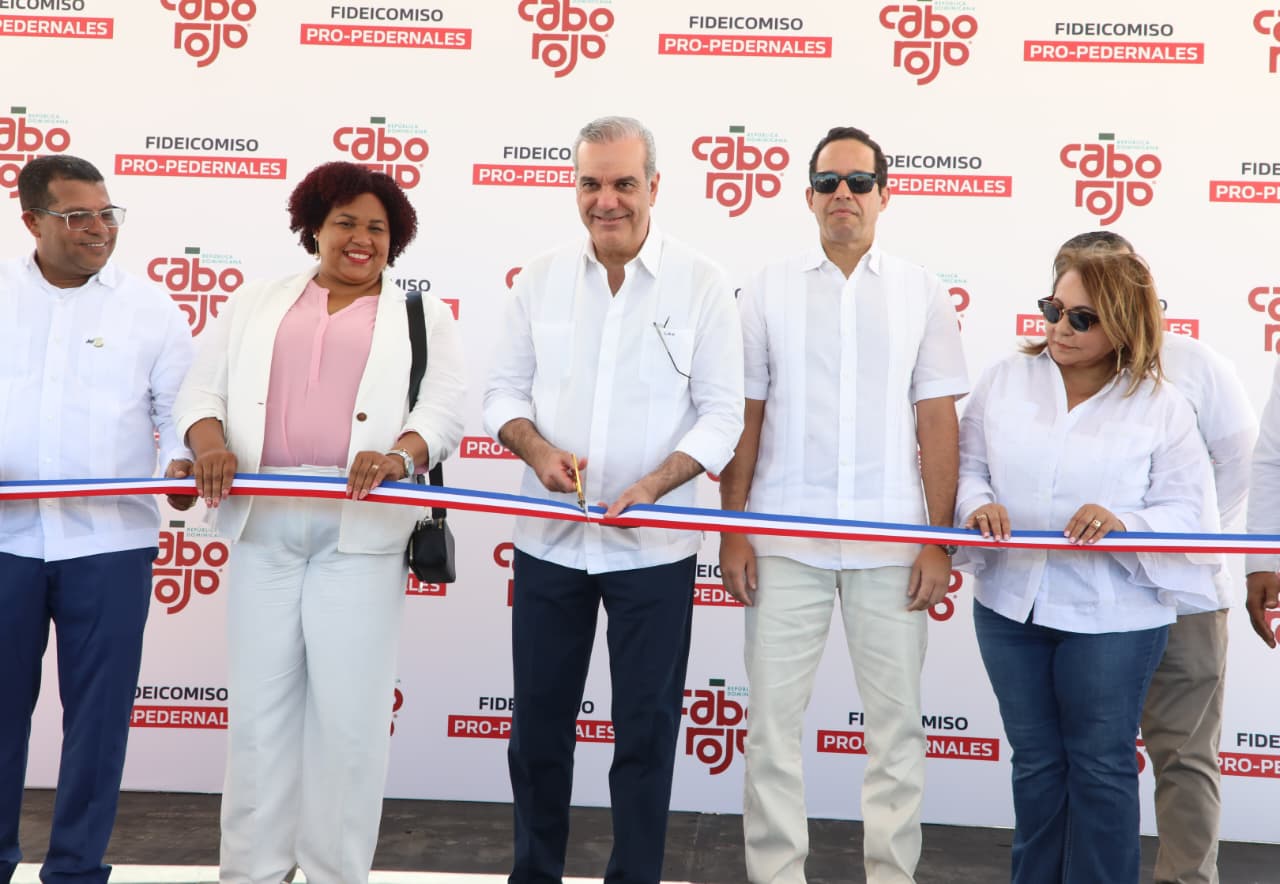 Abinader inaugura planta de tratamiento en Pedernales