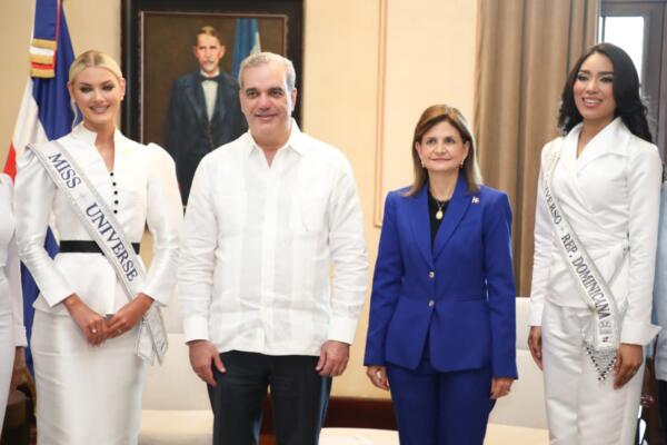Abinader recibe en el Palacio Nacional a Miss Universo y Miss República Dominicana