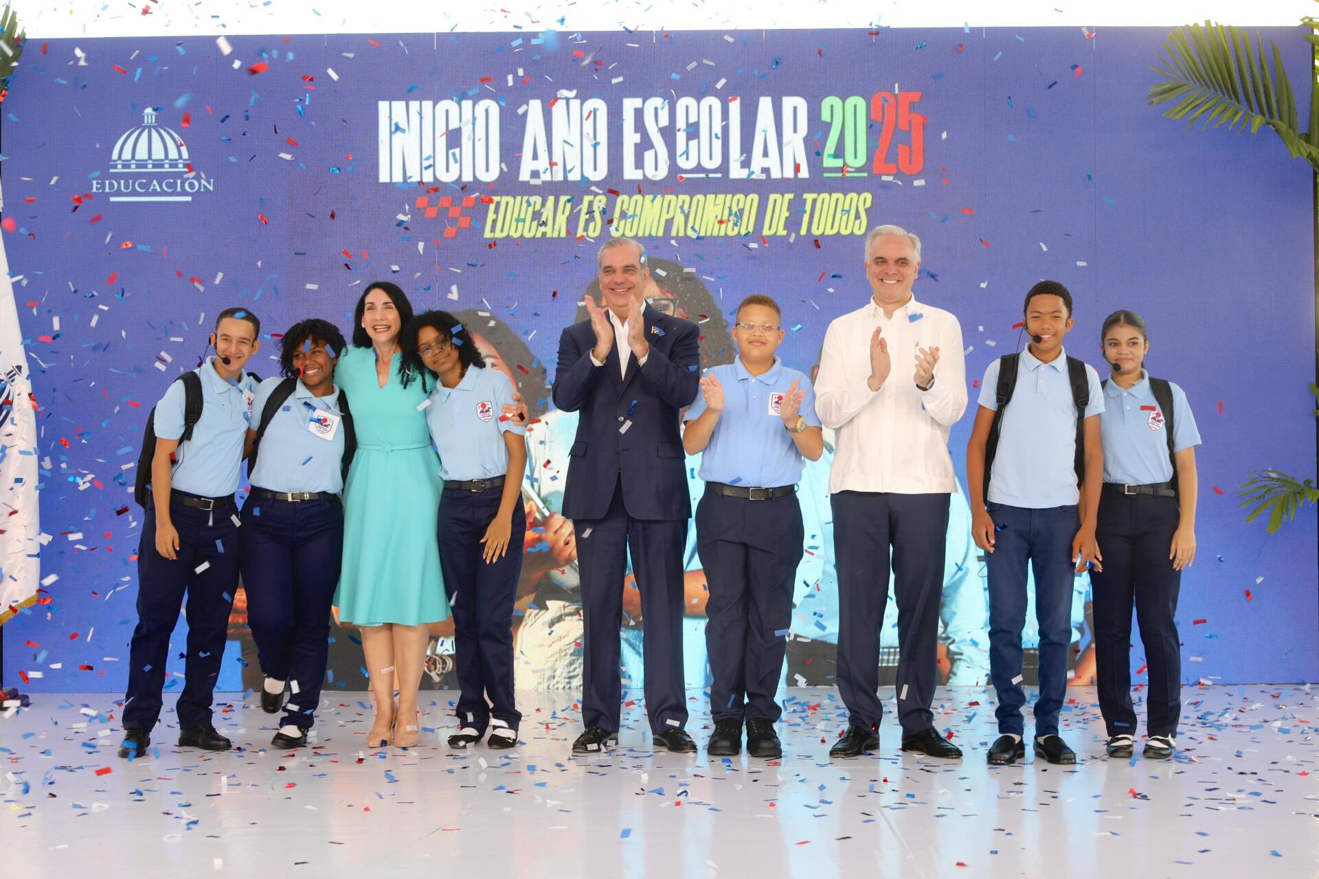 Luis Abinader inaugura año escolar 2025-2026 destacando entrega del 100 % de kits escolares y compromiso con la calidad educativa.