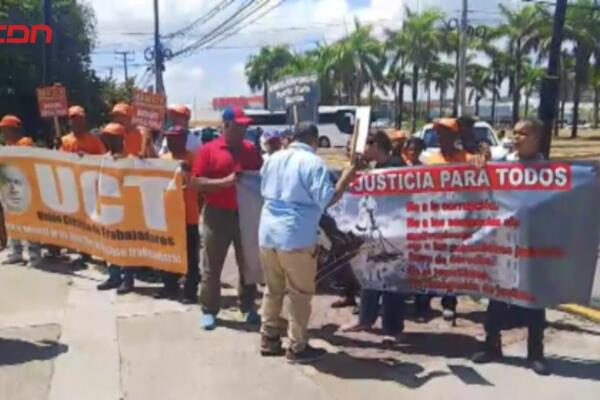 Los manifestantes portaron pancartas y corearon consignas contra el sistema judicial.