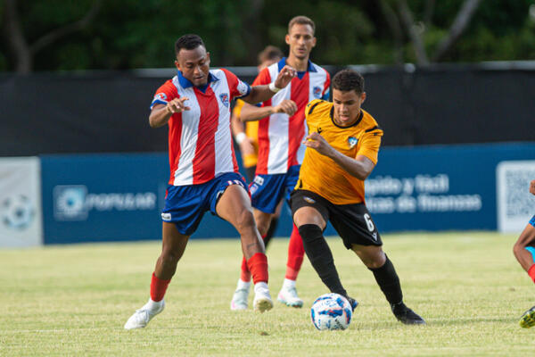 Acción del partido entre Delfines del Este y O&M FC en la segunda jornada de la temporada 2025-26 de la Liga Dominicana de Fútbol