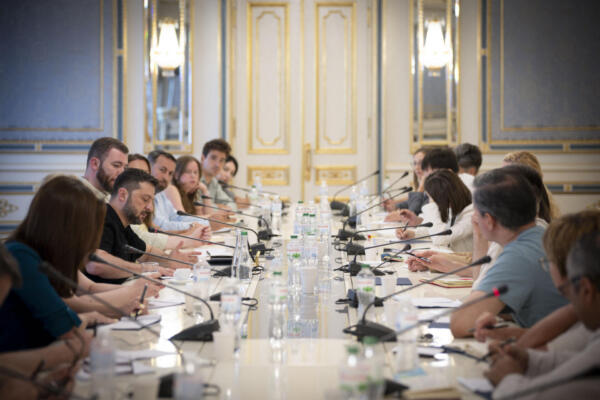 Esta fotografía, tomada y difundida por el Servicio de Prensa Presidencial de Ucrania el 20 de agosto de 2025, muestra al presidente ucraniano, Volodymyr Zelensky (2.º por la izquierda), asistiendo a una reunión con periodistas ucranianos y extranjeros en Kiev. (Foto: Handout / SERVICIO DE PRENSA PRESIDENCIAL DE UCRANIA / AFP) 