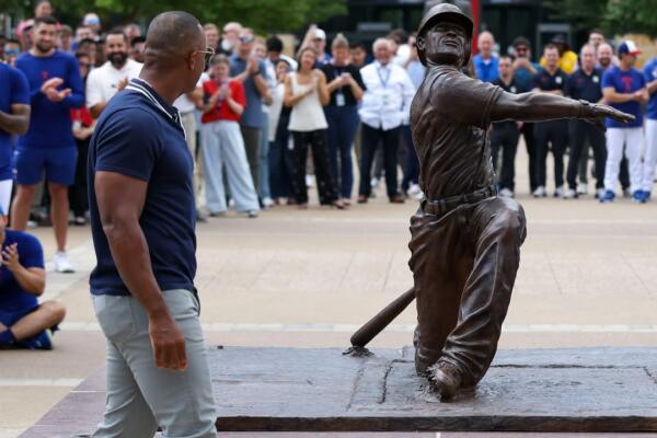 El legado de Adrián Beltré sigue creciendo, y esta vez lo hace en bronce. Los Rangers de Texas desvelaron este viernes una estatua a tamaño real del tercera base dominicano.