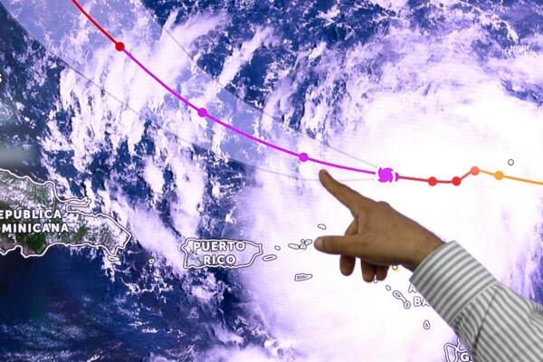 Fotografía de la Oficina Nacional de Meteorología que muestra en pantalla el paso del huracán Erin este sábado, en Santo Domingo (República Dominicana). Foto: EFE