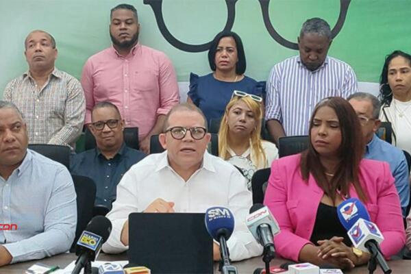 Durante una rueda de prensa, Rafael Castillo aseguró que, en  vez de contribuir al orden y la seguridad del transporte en Santo Domingo Este. Foto: Fuente externa 