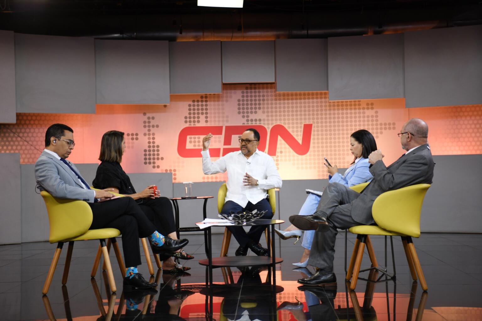 De izquierda a derecha: Federico Jovine, Katherine Hernández, Antoliano Peralta, Yanessi Espinal y Nelson Rodríguez. / foto: Félix de la Cruz.