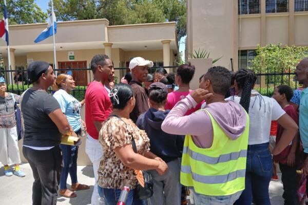 Arresto domiciliario y presentación periódica para los adolescentes.