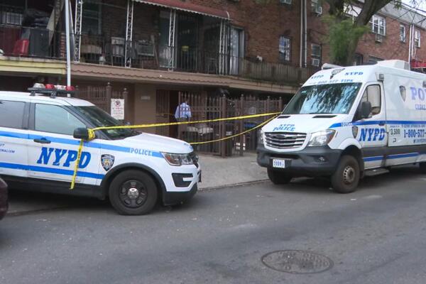 Policia de Queens en la residencia 40-38 de la calle Case, donde un hombre fue asesinado por un vecino. Fuente: Nuestra cadena aliada de Telemundo