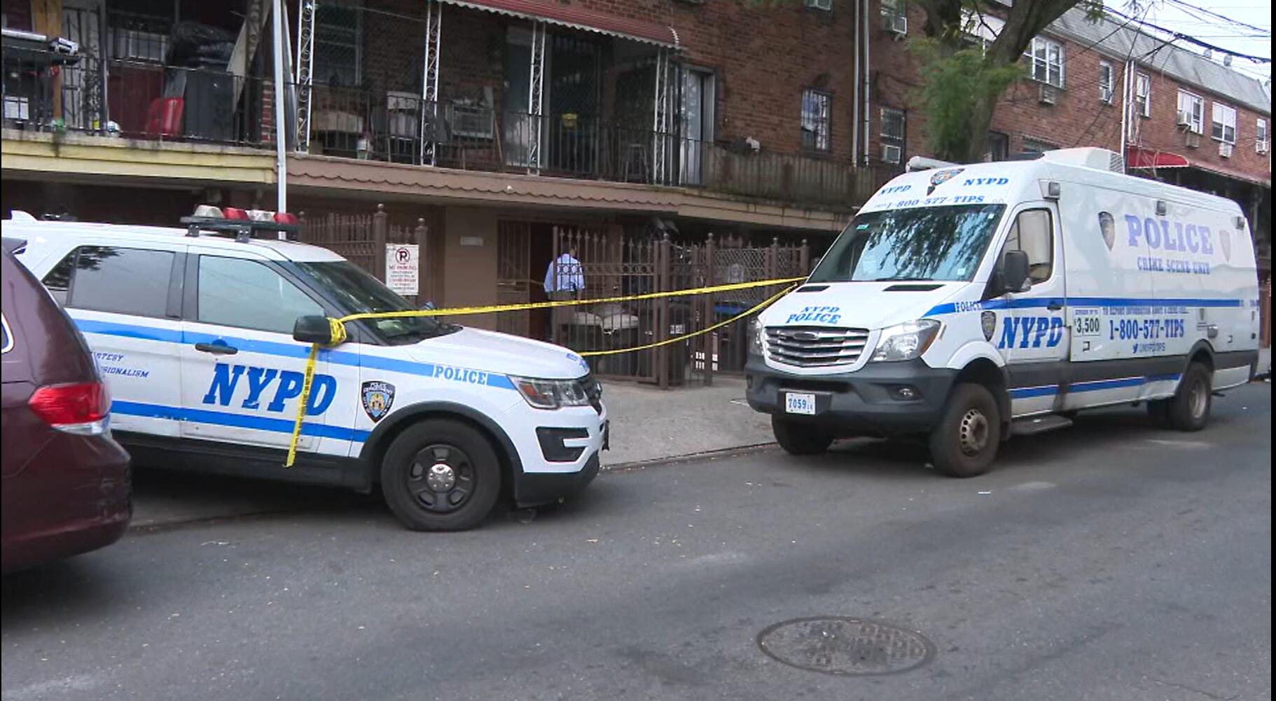 La policía de Nueva York continúa recopilando evidencia este martes, dos días después del asesinato de un hombre en el vecindario de Elmhurst, en Queens.