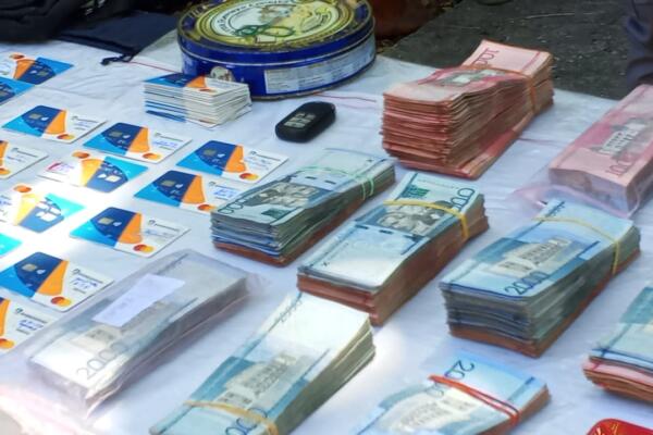 Durante el operativo, los agentes policiales incautaron la suma de RD$2,400,000.00 en efectivo.