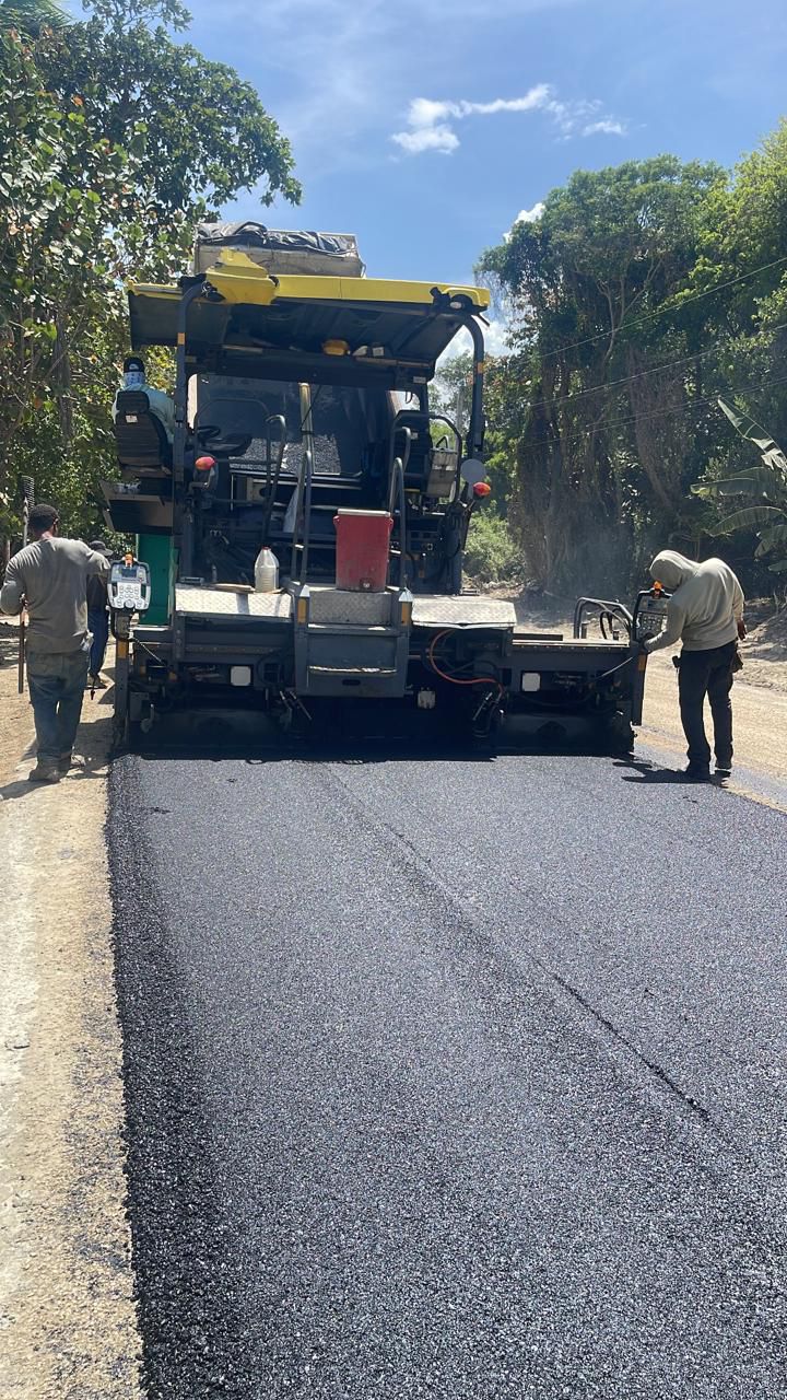 Avanzan a buen ritmo los trabajos de asfaltado en carretera Maimón - Playa Teco.