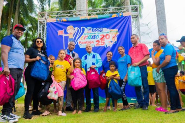 Entrega de útiles escolares a niños en Pantoja.