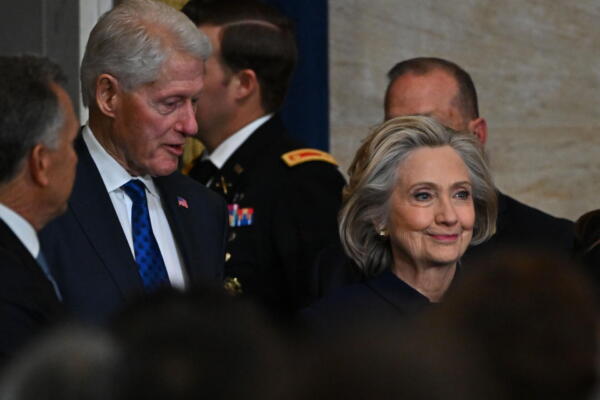 Foto de archivo del expresidente estadounidense Bill Clinton y la exsecretaria de Estado Hillary Clinton EFE/RICKY CARIOTI / POOL