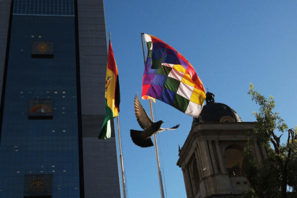Fotografía de banderas de Bolivia este lunes, en la Plaza Murillo en La Paz 