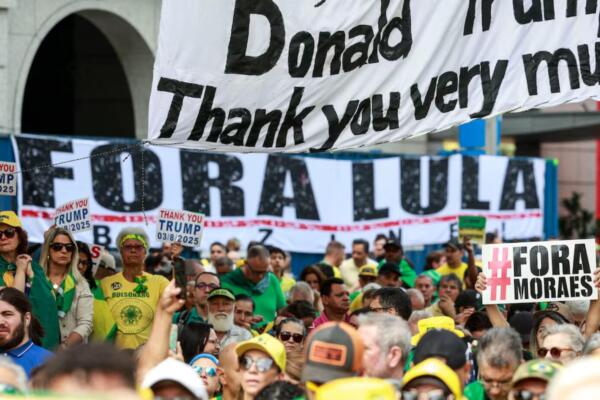 Pese a las prohibiciones, en las redes sociales se hizo viral un video de Bolsonaro vestido de pantaloneta y con una camiseta amarilla viendo una de las manifestaciones desde su celular. Foto: Fuente externa 