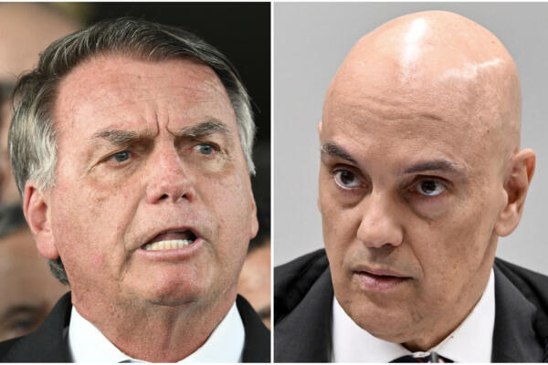Esta combinación de imágenes de archivo, creada el 4 de agosto de 2025, muestra al juez de la Corte Suprema, Alexandre de Moraes (der.) y al expresidente de Brasil, Jair Bolsonaro, hablando con los medios tras salir del edificio del Senado en Brasilia el 26 de marzo de 2025. (Foto de Evaristo SA / AFP)
