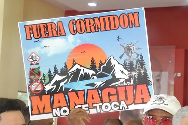 Cartel que expresa rechazo a la explotación de Loma Managua, recurso natural importante de Monte Plata. Foto: CDN Digital