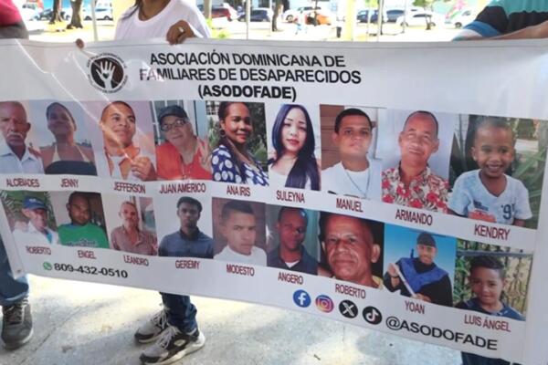 Cartel que muestra a algunos de los más de dos mil dominicanos desaparecidos registrados por Asodofade. Foto: CDN Digital