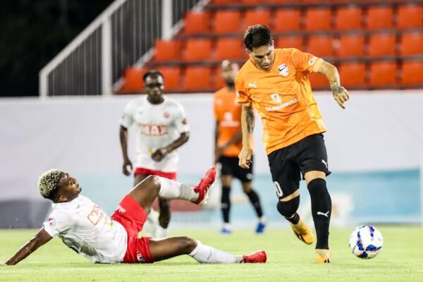 Junior Scheldeur, Director Técnico del Cibao FC dejó el arco naranja al cuidado del Capitán Miguel Lloyd.