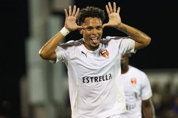 Los primeros once seleccionados para inicial el encuentro fueron, Miguel Lloyd, Julio César Murillo, Kleimar Mosquea, Ernesto “Che” Trinidad, Edwarlyn Reyes, Jean Carlos López, Omar de la Cruz, Wilman Modesta, Rivaldo Correa, Leonardo Villalba y Carlos Ventura.