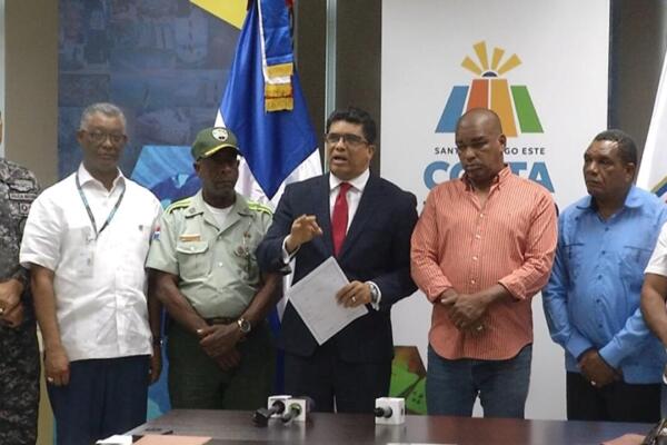El alcalde de Santo Domingo Este, Dio Astacio, junto a representantes de motoconchos. Foto: CDN Digital
