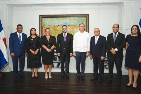 El canciller Roberto Álvarez y el ministro de Comercio e Industrias, Julio Moltó junto a una comitiva. Fotos: Mirex