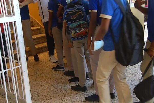 Estudiantes ingresando a una escuela pública. Foto: CDN Digital.