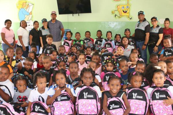 Con estas donaciones escolares y el exitoso concurso de lectura , la fundación jahdiel cierra el programa de educación ye inicia el de deportes.